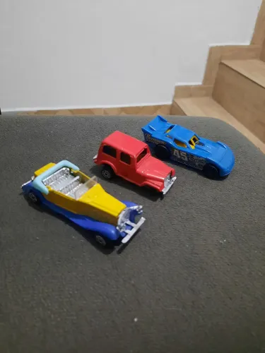 3 miniaturas de carros 