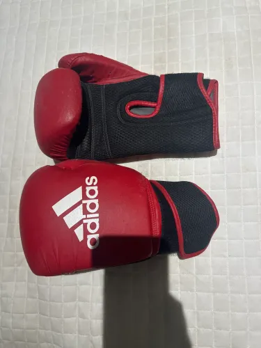 Luva de Boxe Muay Thai Adidas Hibrid 25 - Vermelha