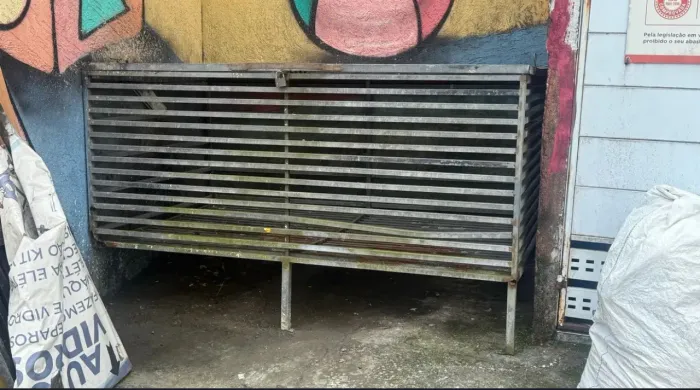 Lixeira aço galvanizado 1,80 X 0,80 X 1,05 usada