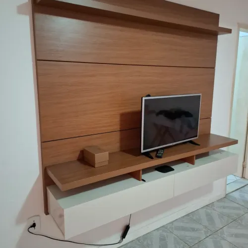 Painel para sala de estar em madeira maciça