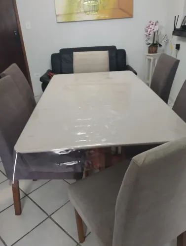 Mesa com seis cadeiras