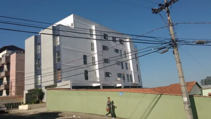 Jardim Laranjeiras, excelente 2/4, (txs inclusas), garagem, área de serviço, piso madeira.
