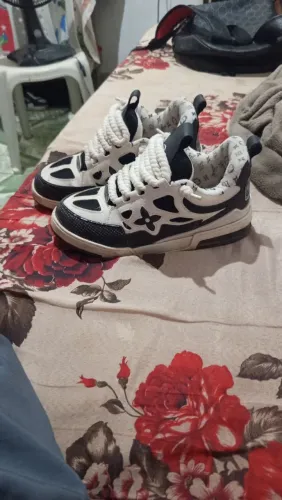 Vende se tênis Louis Vuitton 