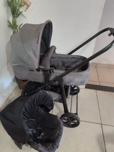 Carrinho com bebê conforto 