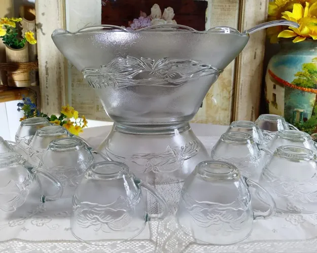 Antiga Poncheira Demicristal 15 peças.