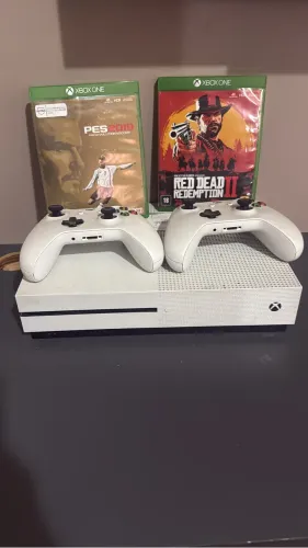 XBOX ONE S 1TB+ 2 controles + 2 Jogos