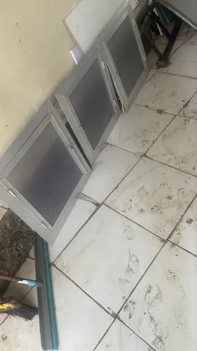 Vendo porta de armário de alumínio. - 03 unidades. R$ 20.00 REAIS -cada medida : 61 x57cm