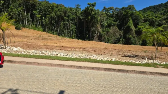 TERRENO PLANO EM ÓTIMA LOCALIZAÇÃO NO BAIRRO BATEAS