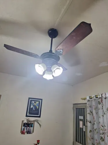 Ventilador de Teto Antigo com três lâmpadas e três pas.