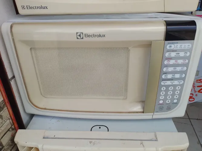 Microondas Eletrolux 30 litros.