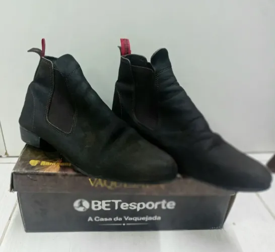 Bota de couro masculino  semi novo