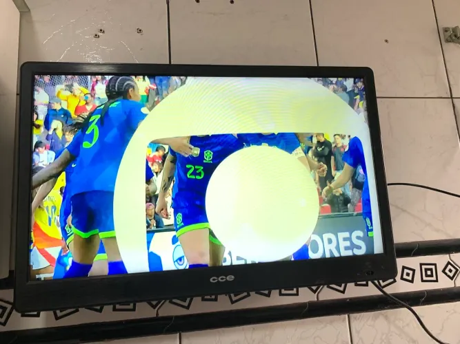 Tv cce lcd 32 polegadas boa 
