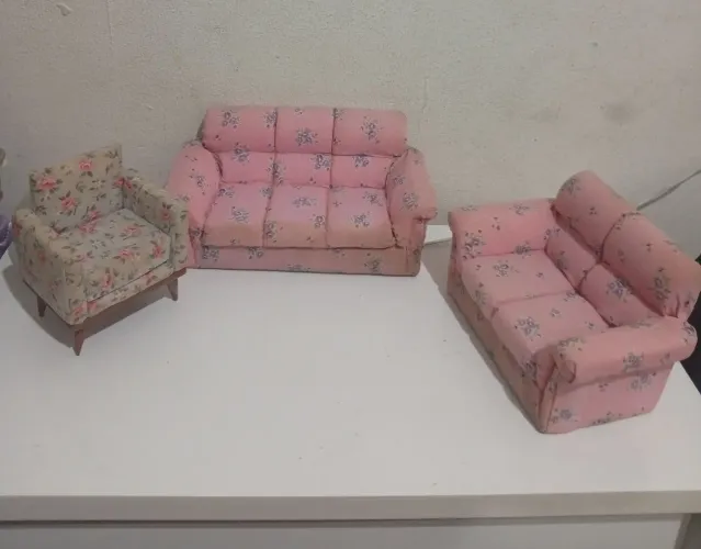 Móveis para casa de boneca