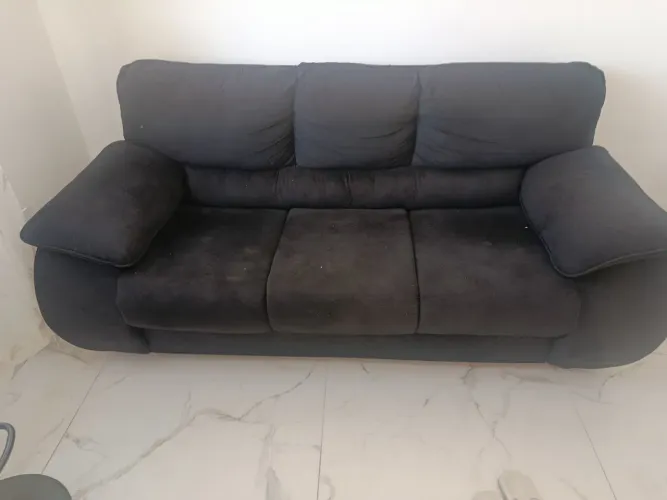 Sofá preto três lugares