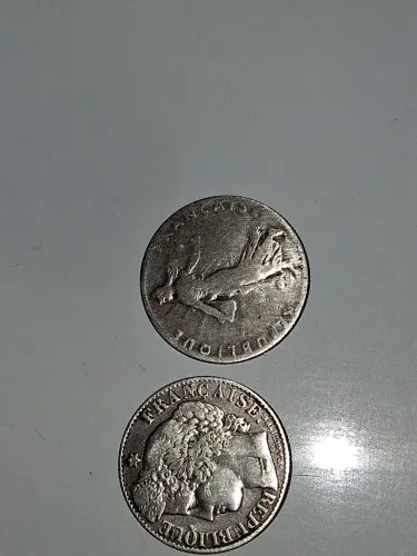 Lote com 2 moedas antigas da França em prata