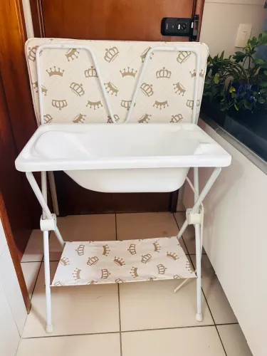 Banheira de bebê que tem suporte e trocador