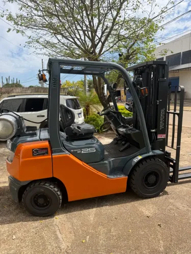 Vende-se empilhadeira Toyota 2019 novaa!!!