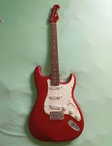 Guitarra vermelha Eagle