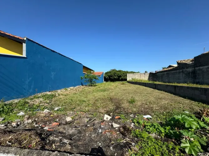 Terreno localizado lado praia a 250 metros do mar em rua calçada