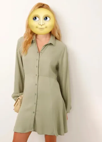 Vestido chemise verde-sálvia, abotoamento frontal, mangas longas bufantes e 100% viscose