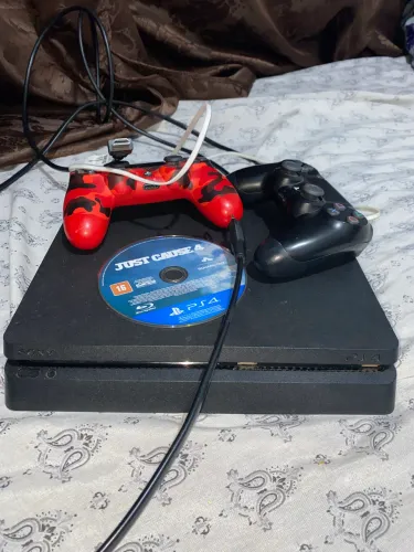 PlayStation 4 slim ssd 390gb 1 jogo mídia Fisia( Just cause 4) dois controles