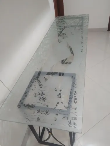 Aparador em vidro jateado