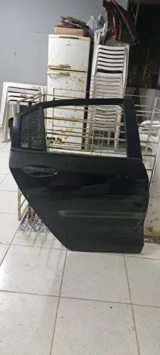 Vendo porta traseira lado direito do onix