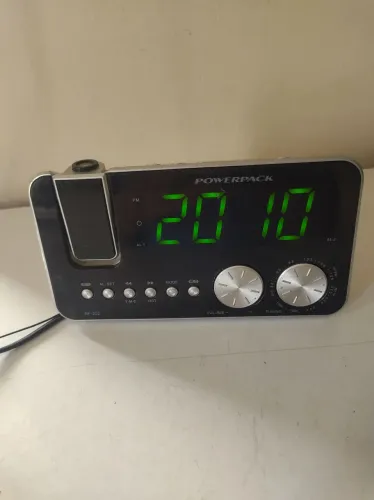 Rádio relógio com projetor. 50 reais 
