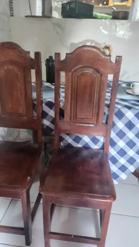 Cadeira de madeira rústica