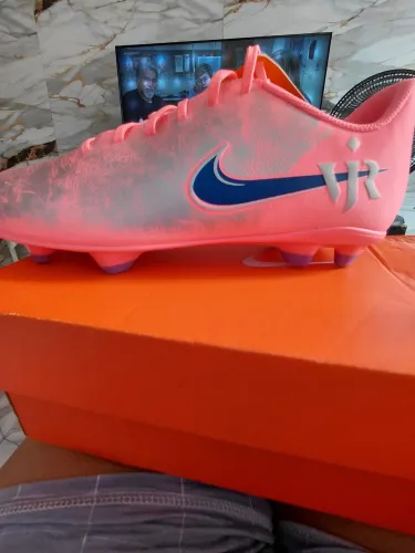 Vende -se chuteira nike original nova na caixa