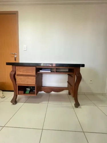 Balcão de madeira com tampo de granito