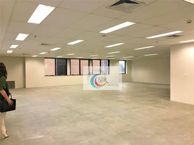 Sala comercial de 241m² com piso elevado, forro modular, luminárias e ar condicionado. 9 v