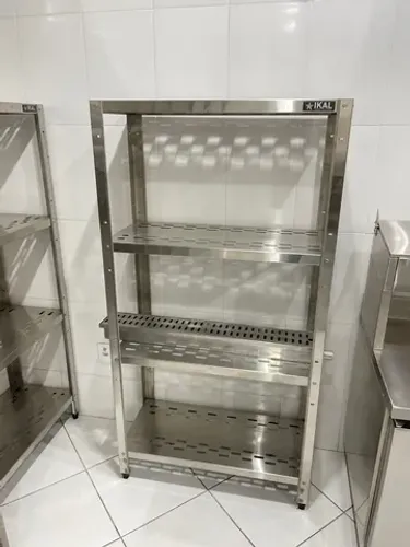 Estante de inox com 4 planos perfurados