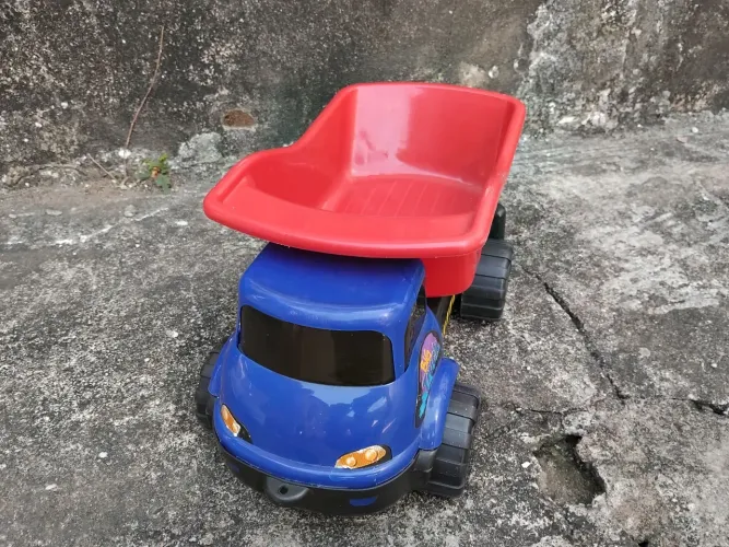 Caminhão de Brinquedo Azul e Vermelho