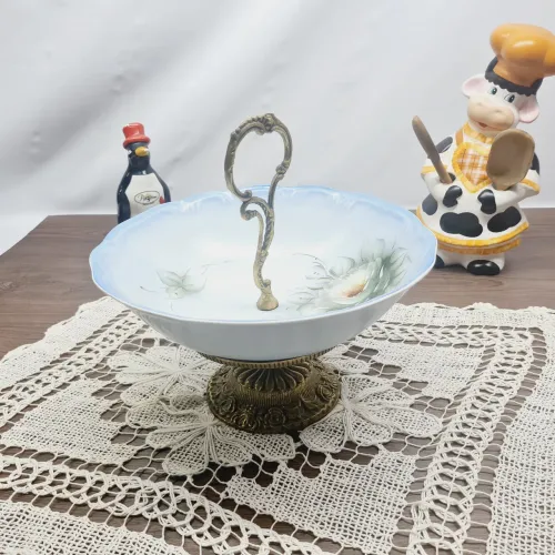 Antigo centro de Mesa em porcelana é base em bronze.