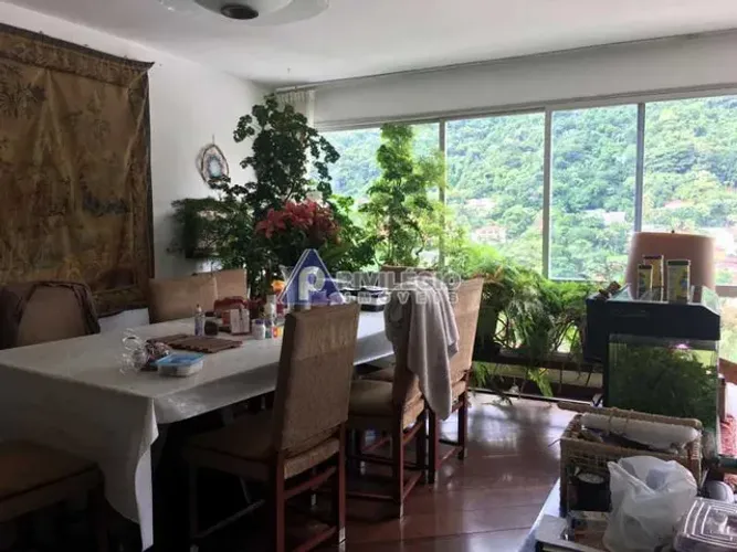 Apartamento 4 Quartos (1 Suíte) com 3 Vagas em Condomínio Fechado na Gávea