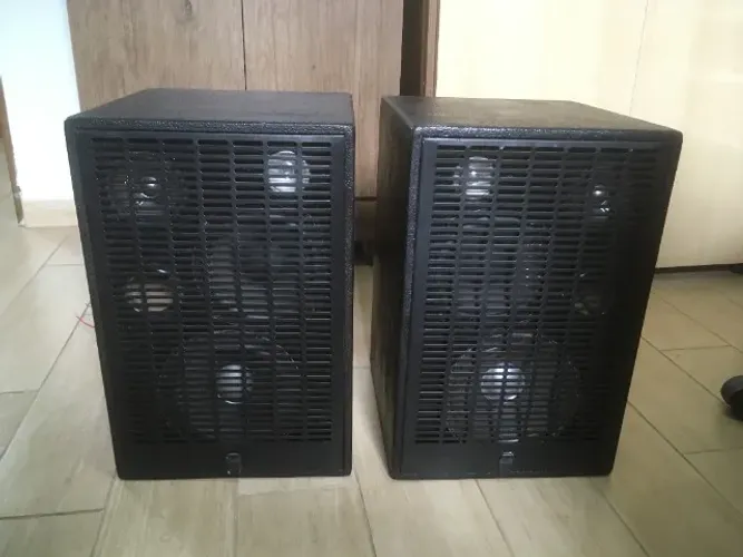 Par de Caixas acústicas de fibra com alto falante, medio e tweeter