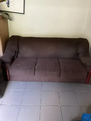 Sofá de 3 lugares com detalhes em madeira