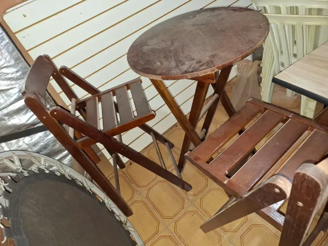 Conjunto de mesa e cadeiras dobráveis em madeira