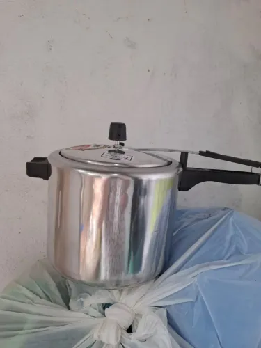 Vendo esta panela de pressão. 7 litros. Nova.