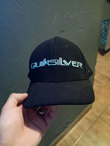 Boné Quiksilver preto letreiro azul 