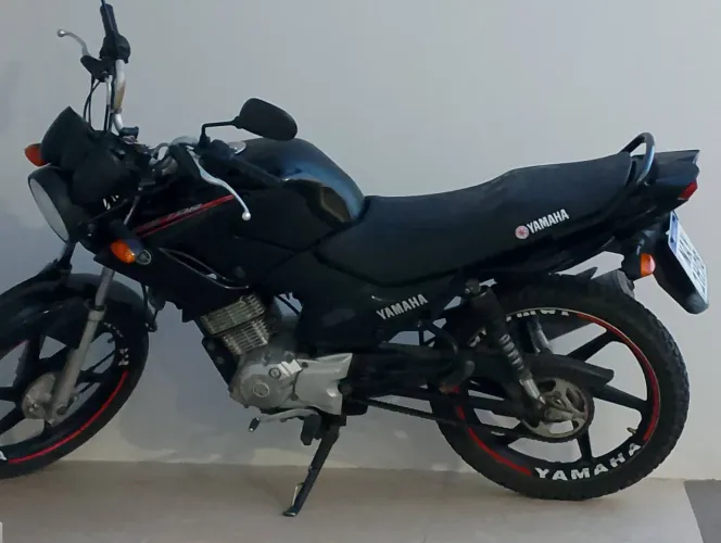 Vende se uma moto YBR 125 em dia nó meu nome