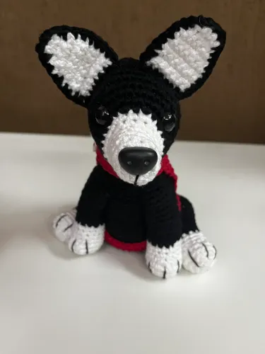 Cachorrinho Pinscher Preto Branco em Crochê Amigurumi Pelúcia Pequeno com Roupinha