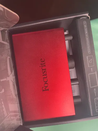 Interface de áudio Focusrite Scarlett Solo de 4ª geração USB-c cor vermelha