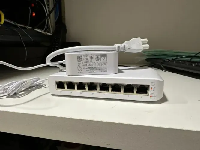Switch Gigabit Unifi - Ubiquiti Lite 8 PoE (8 portas)
