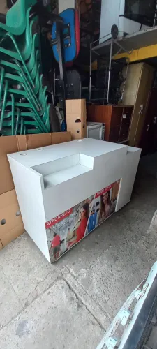 Balcão pra atendimento com rodinha.