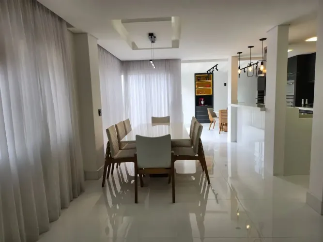 Casa sobrado de vila, moderna e mobiliada à venda em condomínio próximo ao Alphaville, em
