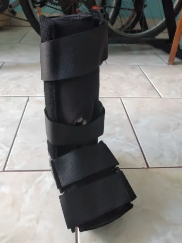 Bota ortopédica para crianças, p vender logo. 70 reais. Nunca foi utilizada PP 26 a 31.