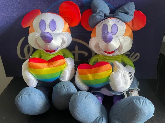 Pelúcias Mickey e Minnie Pride Disney Store Colecionáveis