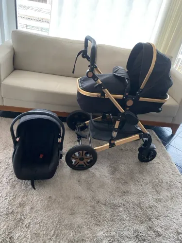 Carrinho de Bebê Luxo Dourado